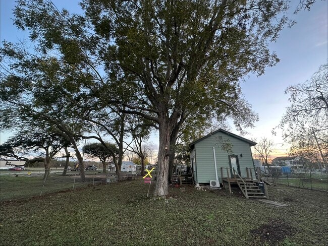 Building Photo - 112 E Scott St