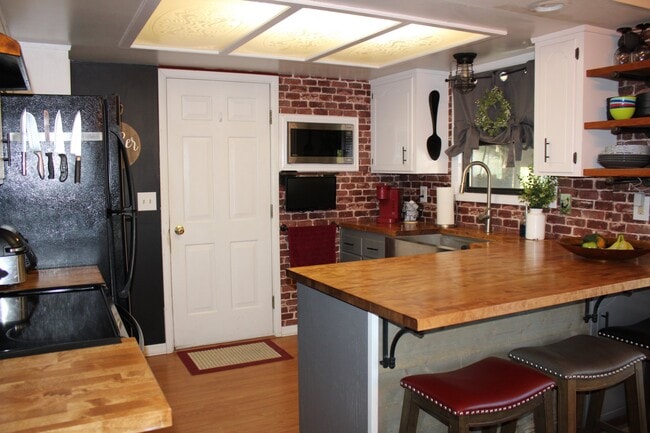 1322 Bluebird Ln