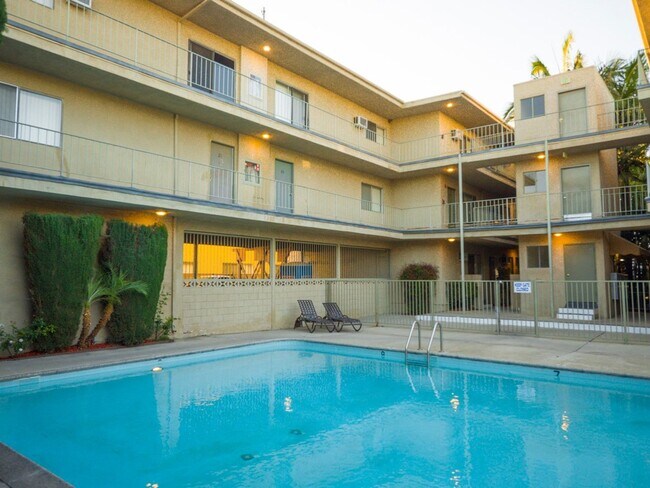 Photo - 21736 Roscoe Blvd