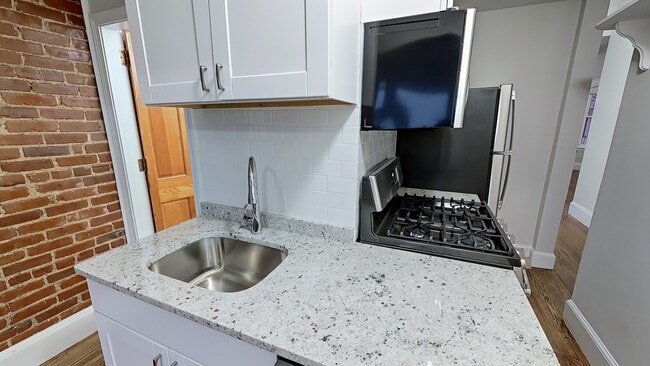 Building Photo - 2 Linden St Unit 3R