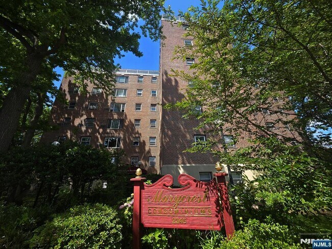Building Photo - 2345 Linwood Ave Unit LG