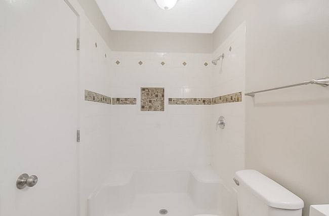 Photo - 911 Buckingham Rd