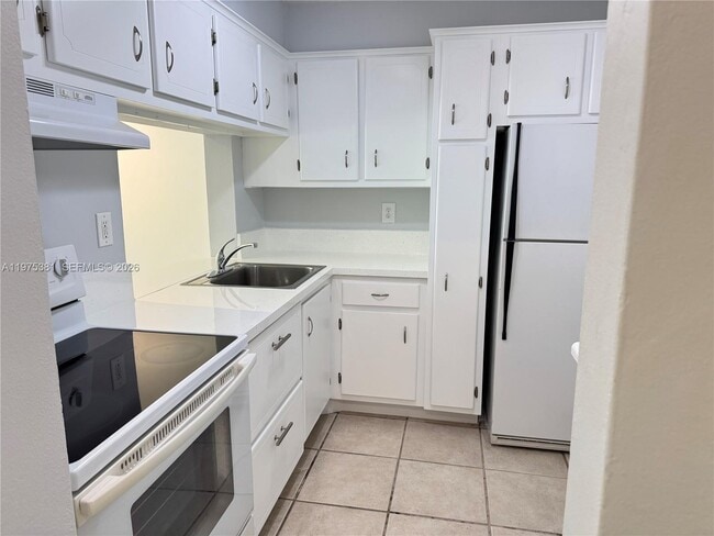 Building Photo - 7535 N Kendall Dr Unit D305