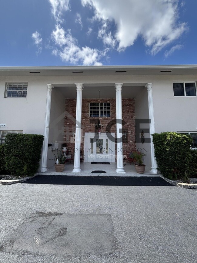 Building Photo - 1040 Crystal Lake Dr Unit Apt 2