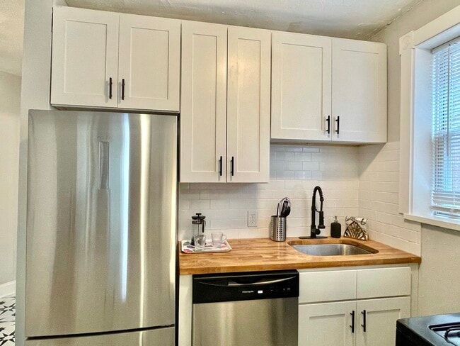 Photo - 4975 Lindenwood Ave