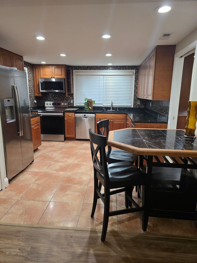 Building Photo - 602 Sugarland Run Dr