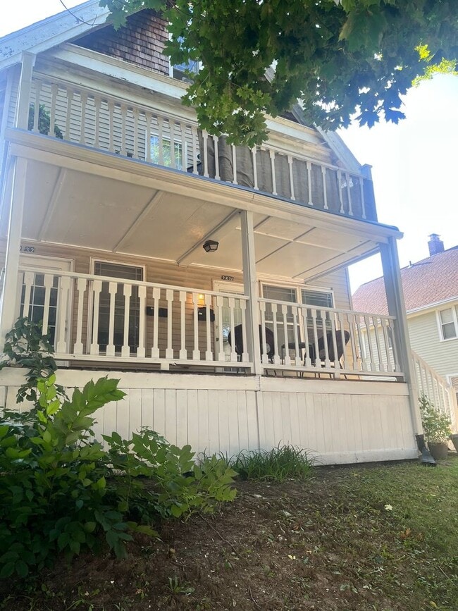 Building Photo - Bright & Spacious 1 Bedroom Lower in Milwaukee’s Upper East Side Unit 2630 N Bartlett Ave - Lower Front