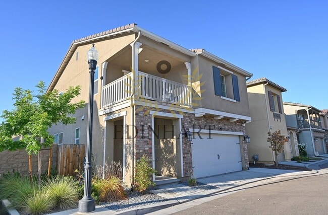 Photo - 893 Fir St W