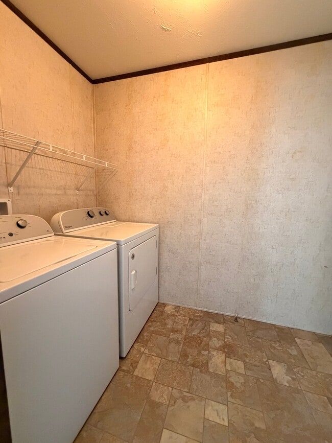 Photo - 220 Lakeshore Cir