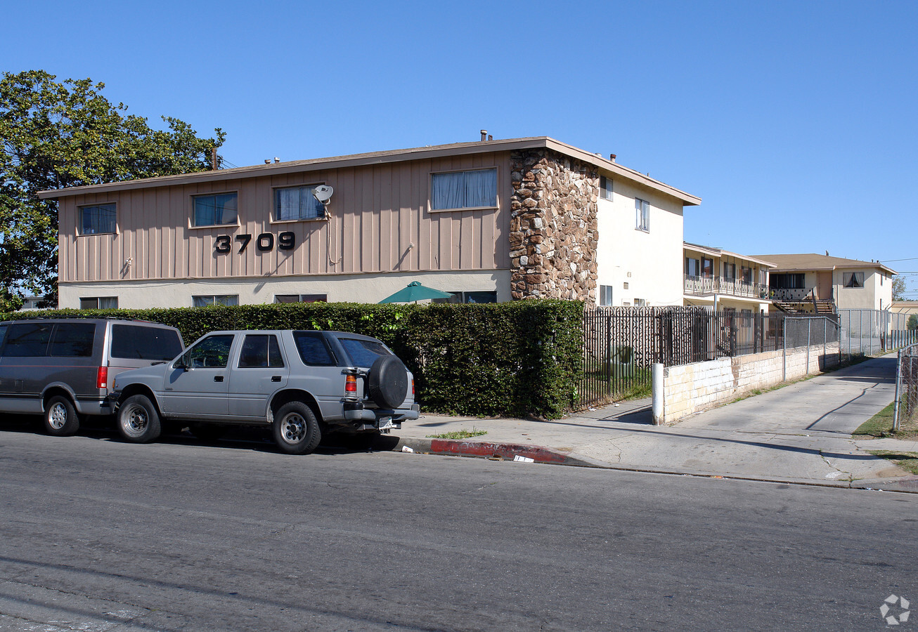 Photo - 3709 W 104th St Apartments
