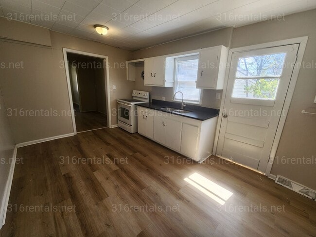 957 N Old Manor Rd