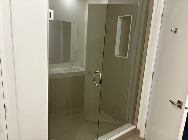 Photo - 195-710 Hunter St E