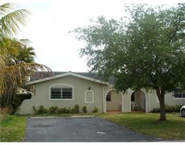 Building Photo - 10620 NW 37th St Unit East Rental