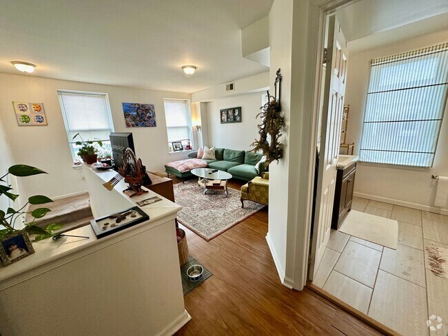 Building Photo - SPACIOUS bi-level apartment with fenced yard Unit 2