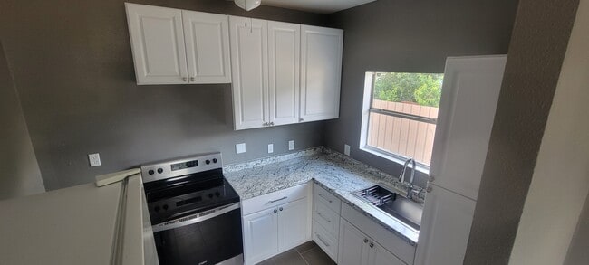 Building Photo - 2713 Lenway St