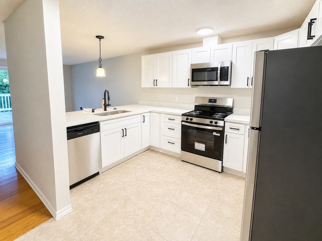 Beautiful 2 Bedroom 1 3/4 Bath Duplex in Gig Harbor!