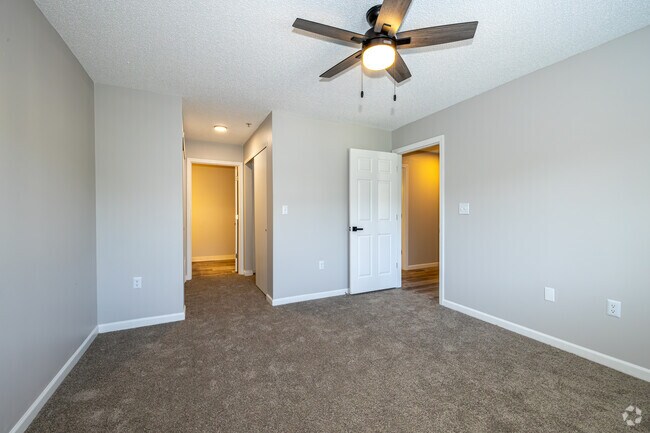 2BR, 2BA - 977SF - Primary Bedroom