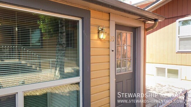 Building Photo - Cute, updated studio next to U of O campus! Unit 29 Rental