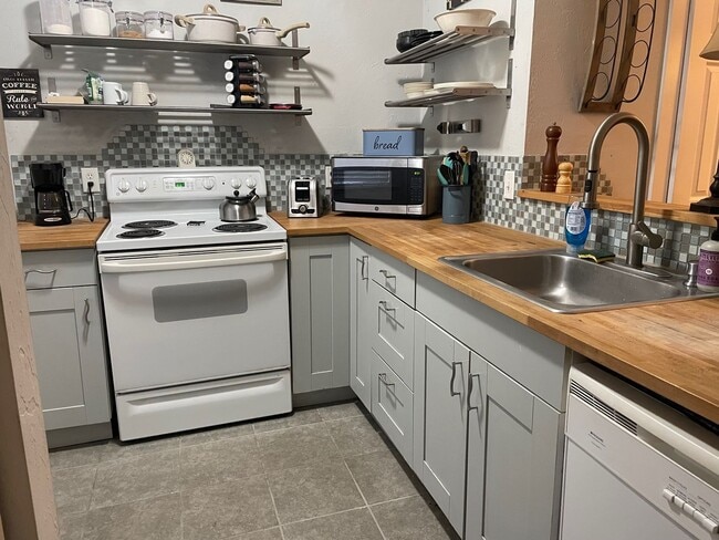 Photo - Beautifully Furnished 2/1.5 in Haystacks Townhome