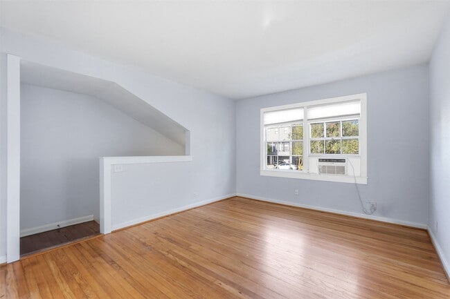 Photo - 2223 Singleton St