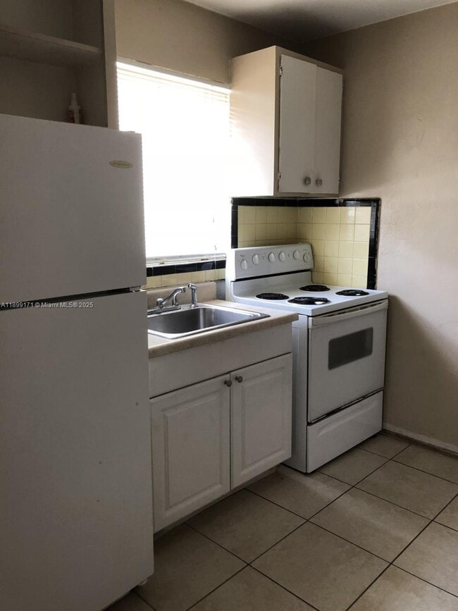 Photo - 1915 Fletcher St Unidad W2