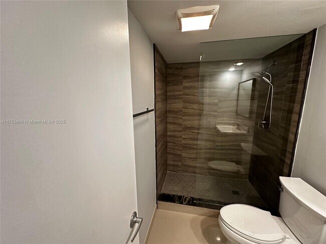 Photo - 3520 Oaks Way Unidad 407