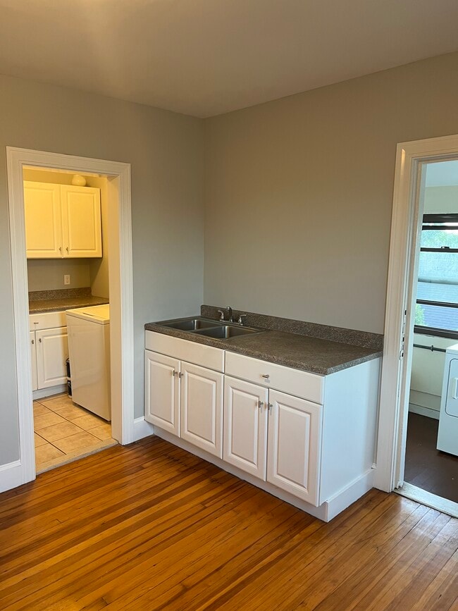 Kitchen 3 - 4 Price Blvd Unit 3