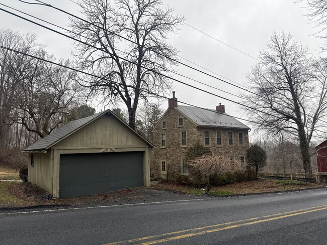 Photo - Charming Stacked stone Farm house 3 bedrooms 1 1/2 bathrooms