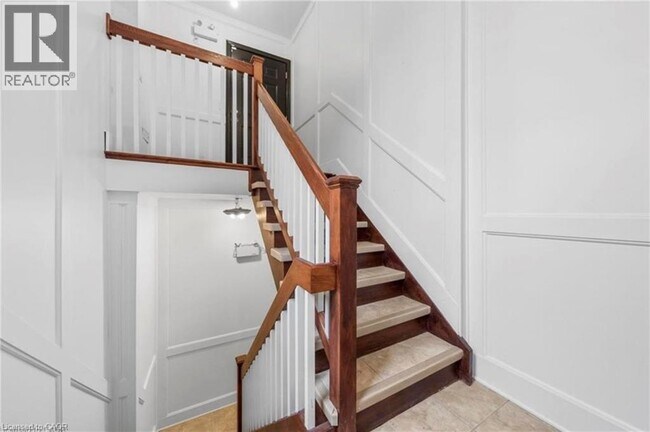 Photo - 215 Locke St S