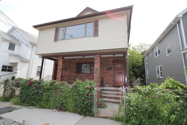 Building Photo - 43 Chapman St Unit 2