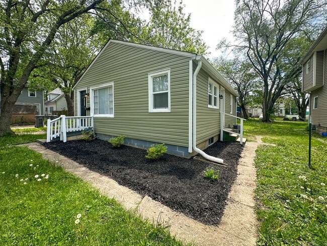 Photo - 2833 E Vermont St