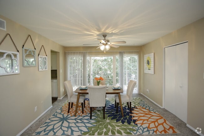 2BR, 2BA - 1025 SF