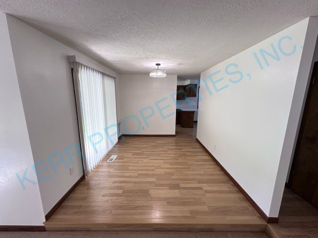 Charming 3-Bed Oasis with 2 Full Baths in Oregon City – 1,360 Sq. Ft. of Comfort Awaits!