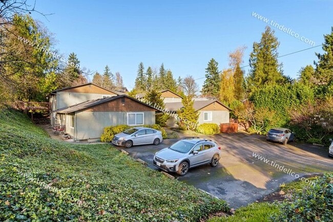 Building Photo - Cozy Multnomah Village Condo- Water, Sewer and Garbage included!