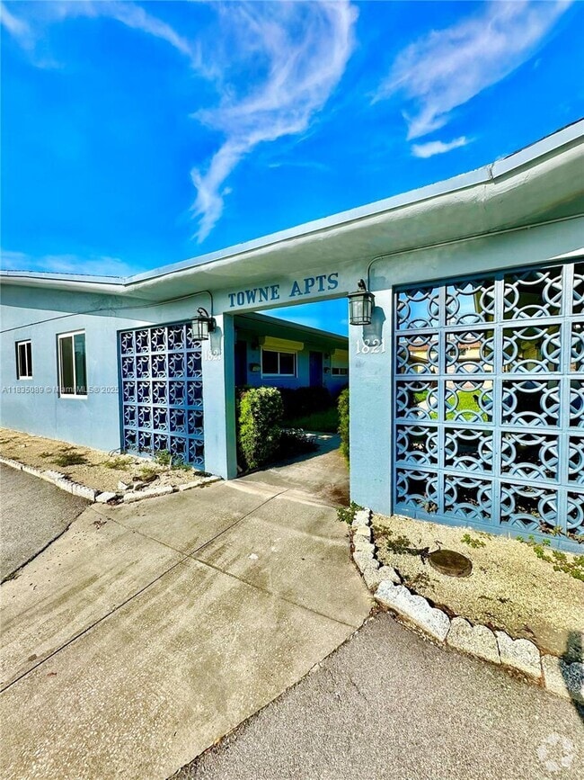 Building Photo - 1821 N 17th Ct Unit 22 Rental