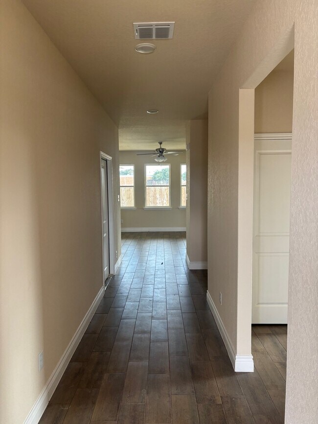 Photo - 105 Troubador Ln