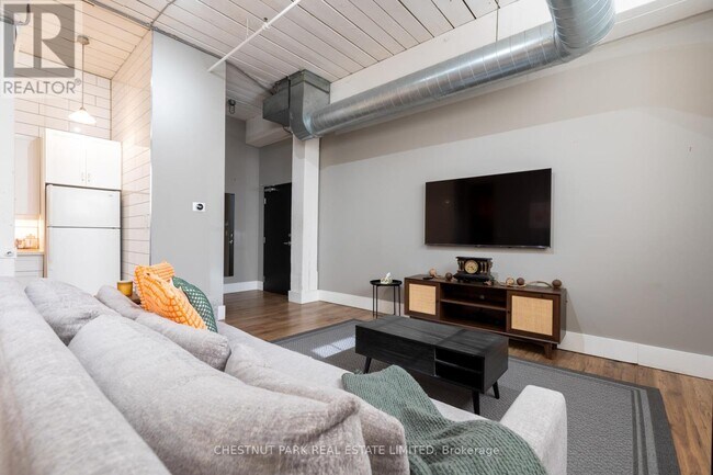 Photo - 1135 Dundas St E