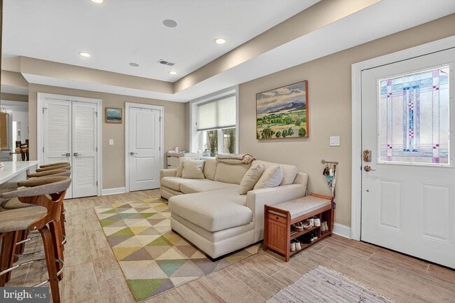 Building Photo - 1014 10th St NE Unit 1