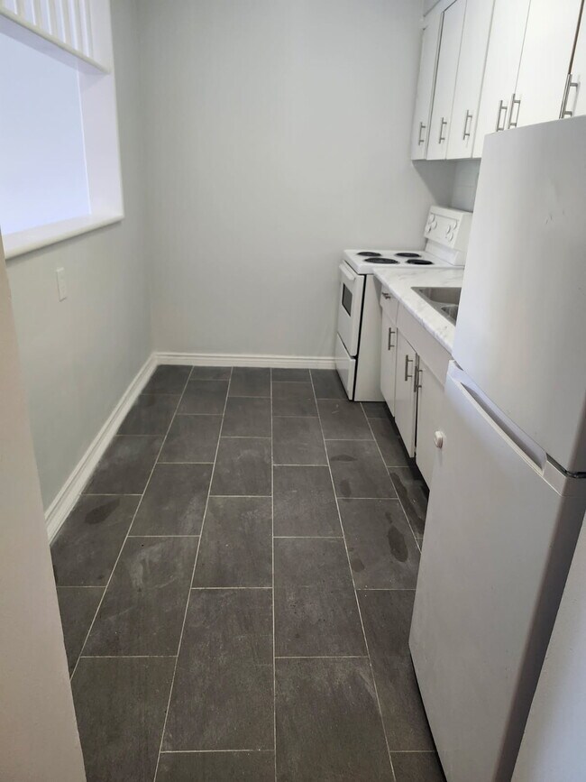 Photo - 1017 Mohawk Rd E