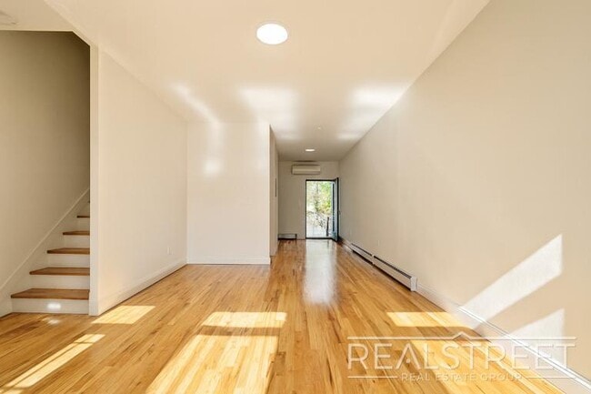 Building Photo - Charming 2 Bed 1.5 Bath Upper Duplex in Bu... Rental