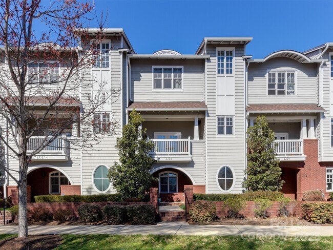 Photo - 2228 Lyndhurst Ave