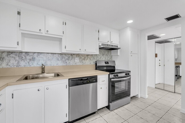 Building Photo - 2781 Taft St Unit 303