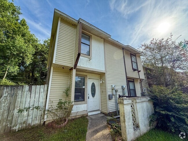Building Photo - Completely remodeled 2 bedroom 1.5 bath to... Rental