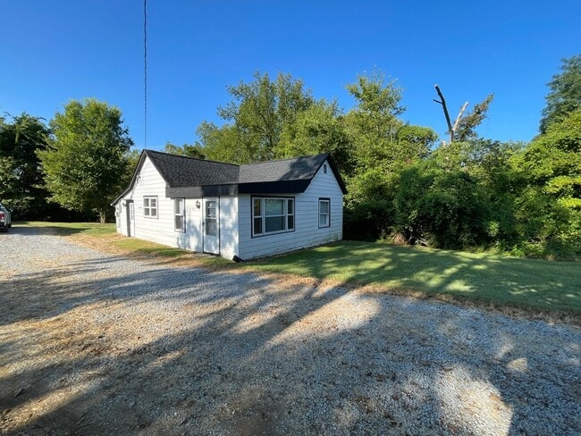 Building Photo - Great Location Private Setting Home For Rent