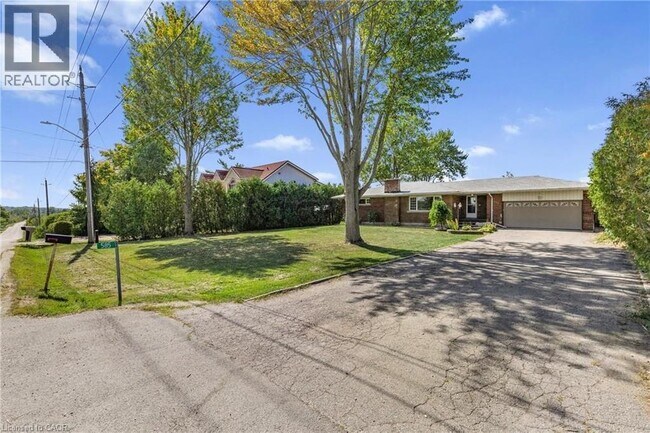 Photo - 585 FIFTH Road E