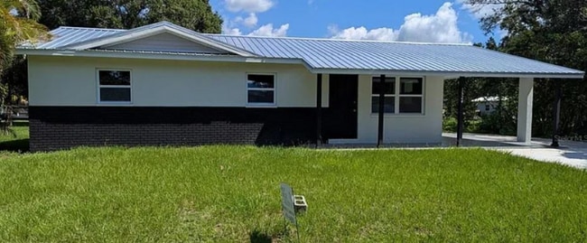 Building Photo - 1524 SE Maple Dr