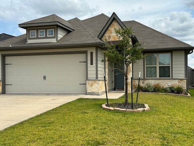 Building Photo - Bryan - 3 bedroom / 2 bath / 2 car garage house with fenced in back yard.