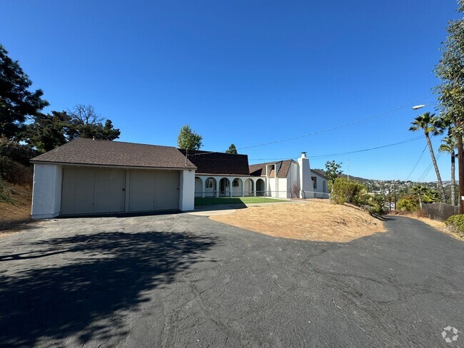 Building Photo - 3BR/3BA HOME in EL CAJON w/ tons of PARKING!!