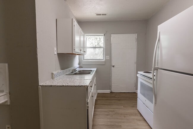 Photo - 433 Carver Ln