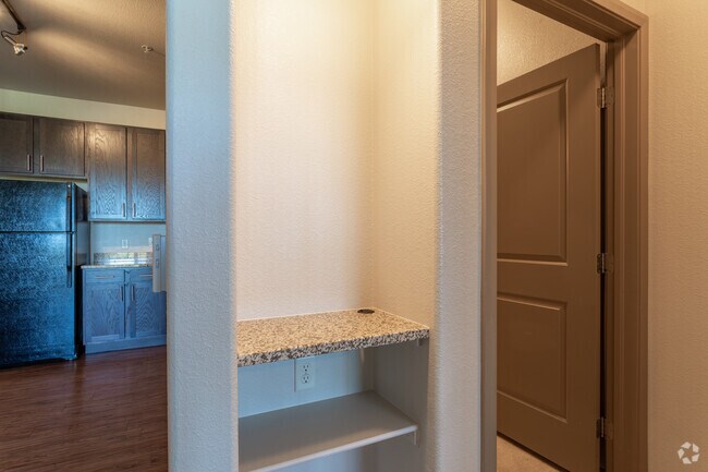 1BR, 1BA - 762 SF